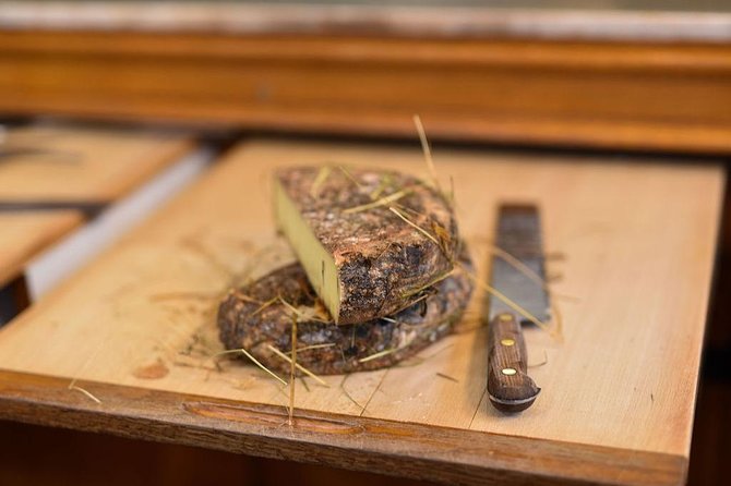 Paris Cheesemaking Workshop including Wine and Cheese Tasting with an Expert - Starting at the Living Cheese Museum on Île Saint-Louis
