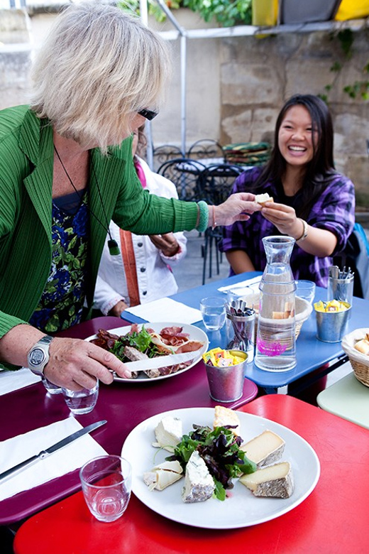 Paris Marais Bike Tour with Cheese & Sweet Tastings - Crossing to Île de la Cité and Notre-Dame