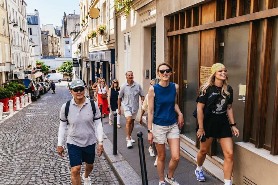 Paris: Montmartre Cheese, Wine & Pastry Guided Walking Tour - Reaching Sacré-Coeur without rushing