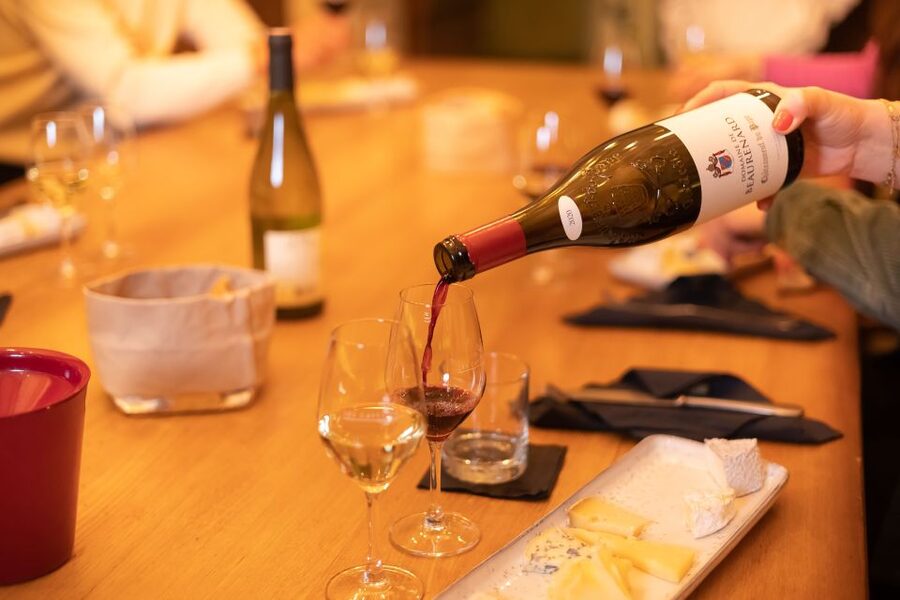 Paris: The Ultimate Wine and Cheese Tasting in English - The strongest reasons to choose it