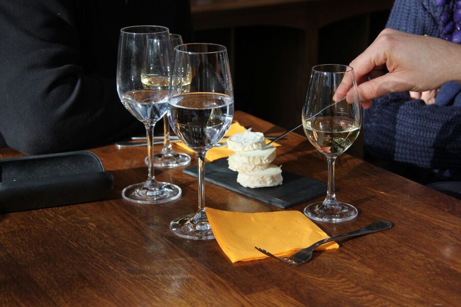 Paris: Wine and Cheese Tasting - Choosing three wines from independent producers
