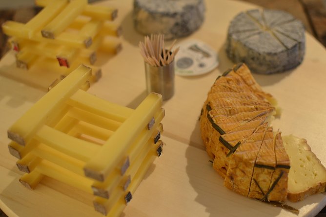 Paris Wine with Cheese Pairing & Tasting Small Group Class - Learning to taste four French wines
