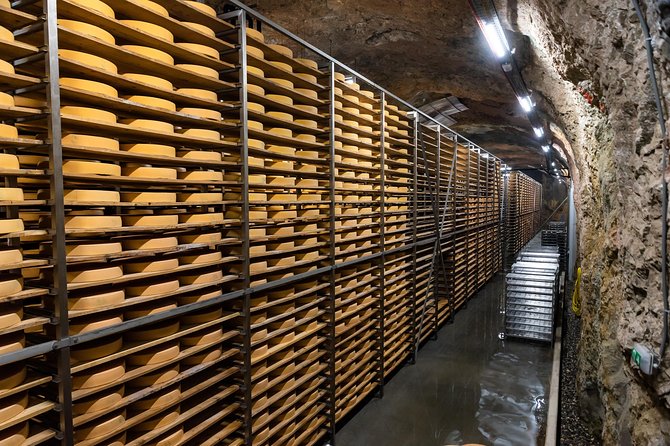 Parmigiano-Reggiano Cheese Factory Small group Tour From Parma - A tasting that explains age, not just flavor
