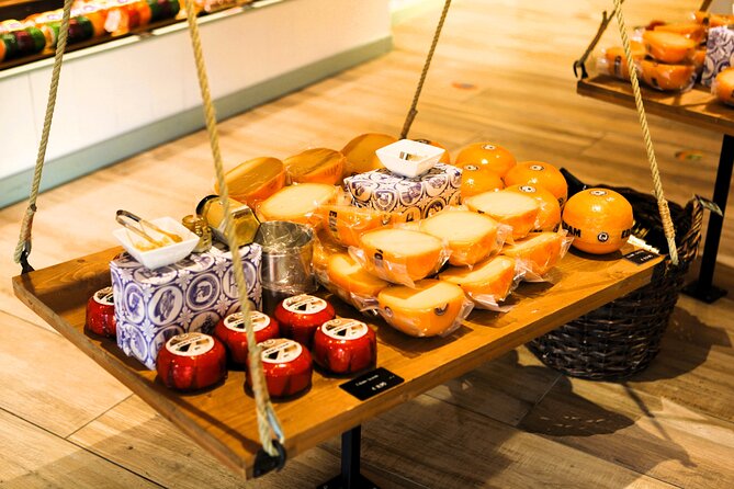 Private Guided Highlights of Holland Tour with Cheese Tasting - Choosing lunch in Volendam