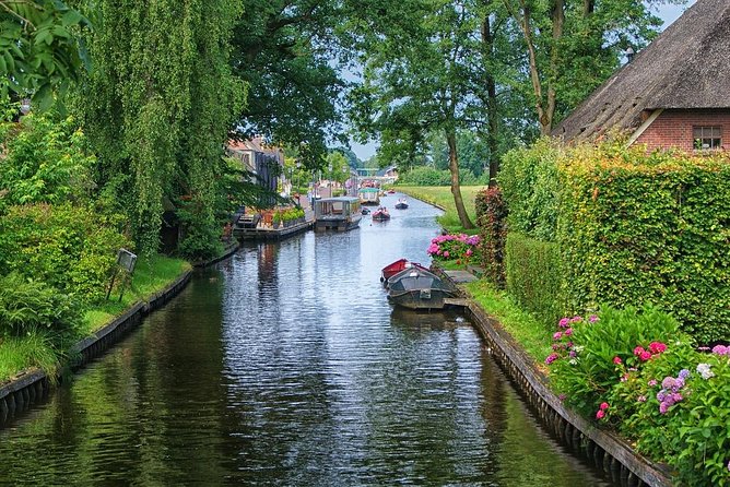 Private tour to Giethoorn, the Windmills, Cheese from Amsterdam - Giethoorn by guided canal boat