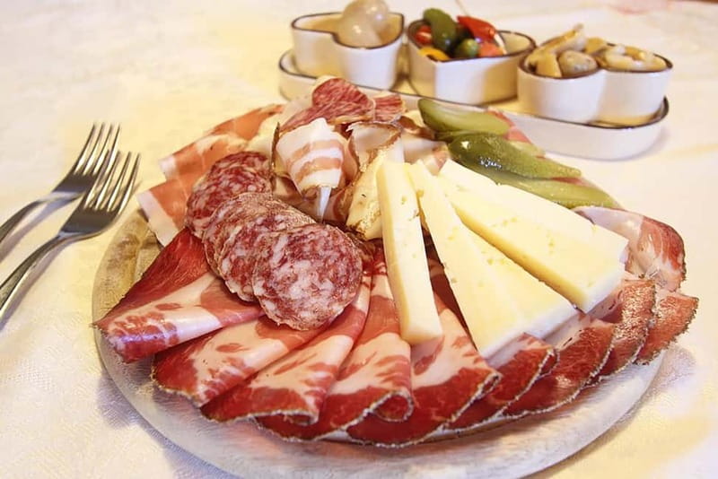 San Gimignano: Tasting of Tuscan Wines and Cheeses - The bar-area setting and what the photos may not show