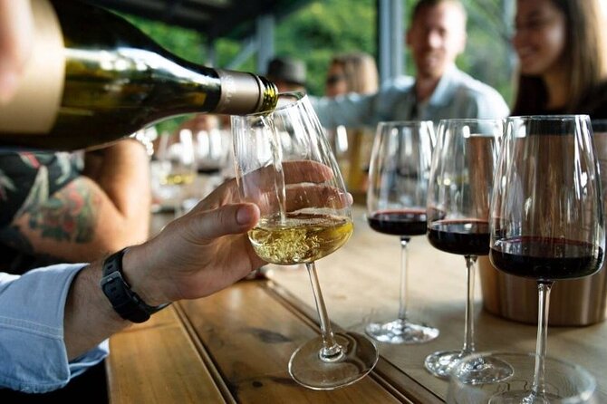 Santiago de Compostela: Cheese and Wine Tasting Experience - Meeting the host in Santiago’s old town
