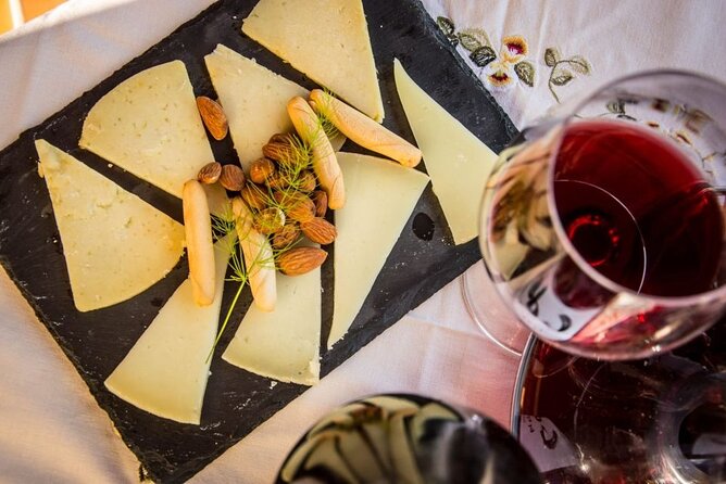 Santiago de Compostela: Cheese and Wine Tasting Experience - Wine choices and what you may learn