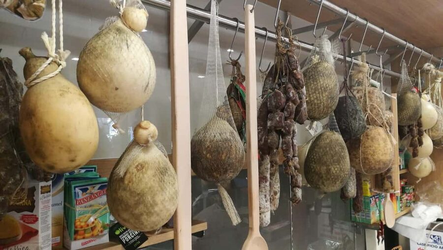 Sorrento: Food and Walking Tour with Cheese, Oil and Lemon - Walking the narrow lanes before the tasting