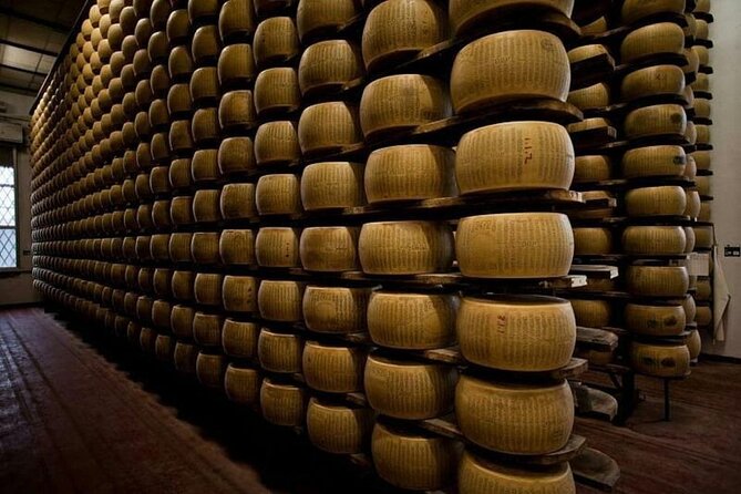Tour Parmigiano Reggiano dairy and Parma ham - Tasting 24-month Prosciutto di Parma