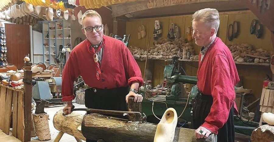 Volendam: 2-Hour Clogmaking Workshop and Cheese Tour - Guides, languages, and the pace of the visit