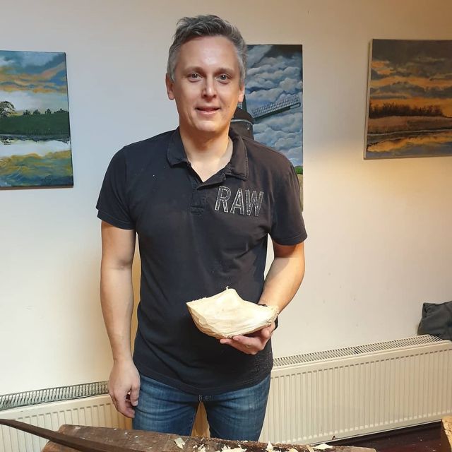 Volendam: 2-Hour Clogmaking Workshop and Cheese Tour - How to get the best session