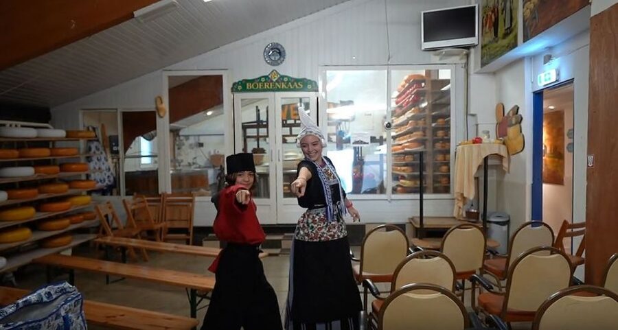 Volendam: Traditional Costume Photo with Cheese & Clog Tour - The 30-minute tour: cheese, clogs, and useful Dutch context