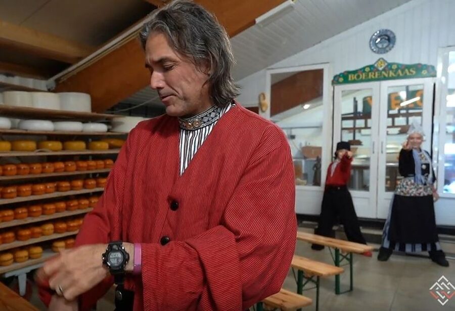 Volendam: Traditional Costume Photo with Cheese & Clog Tour - The final 30 minutes: tasting and shopping