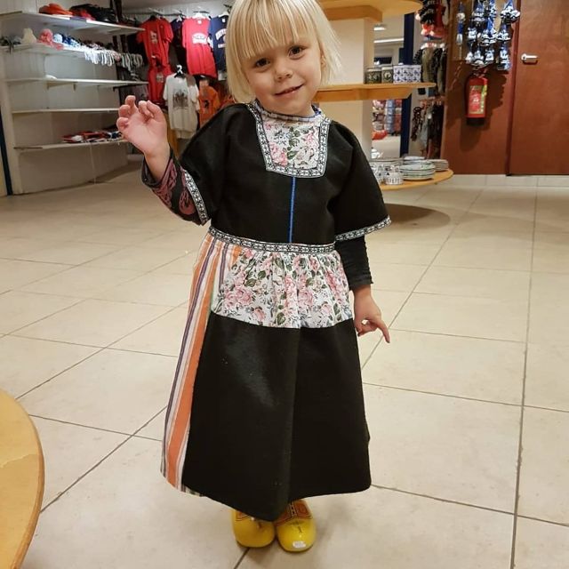 Volendam: Traditional Costume Photo with Cheese & Clog Tour - Who will enjoy this most?