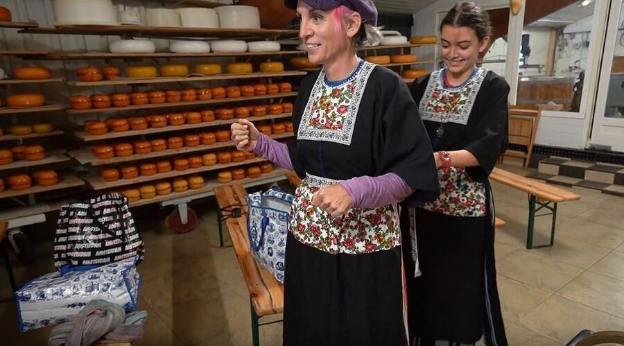 Volendam: Traditional Costume Photo with Cheese & Clog Tour - At Simonehoeve, the Dutch setting is part of the visit