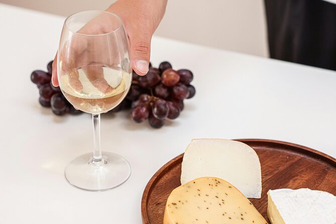 Wine & Cheese in Montmartre: A True Taste of France 6-ppl Max - Le Bateau-Lavoir and the artists of Montmartre