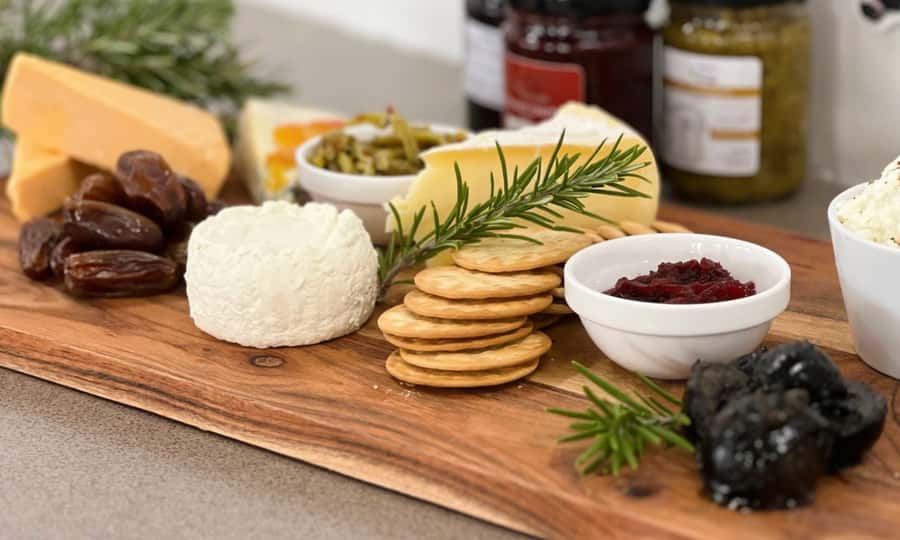 Yarra Valley Full Day Grazing Tour: Gin, Wine, Pizza, Cheese - Stag Lane Farm Distillery combines gin and lunch