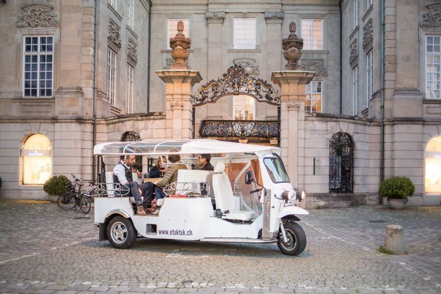 Zurich: Swiss Cheese Fondue & Wine e-Tuk-Tuk City Tour - Collecting the fondue and wine